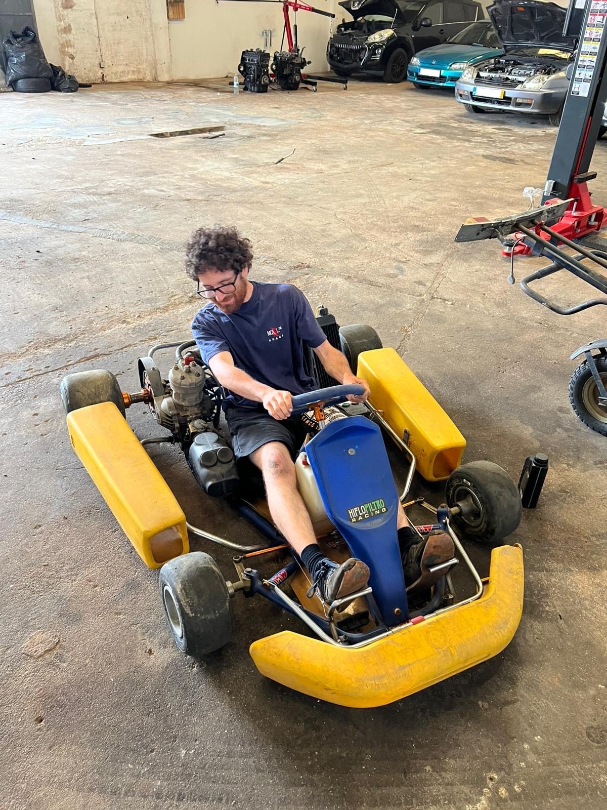 Filipe ao volante de um kart na garagem, num momento captado pelo Júnior.